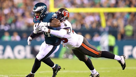 Tom Brady throws 2 TD passes, Buccaneers beat Eagles 28-22