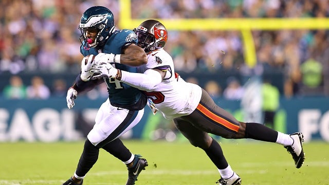 Tom Brady throws 2 TD passes, Buccaneers beat Eagles 28-22