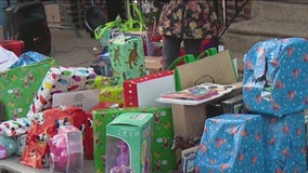 Woman brings Christmas cheer to her new neighborhood in Kensington