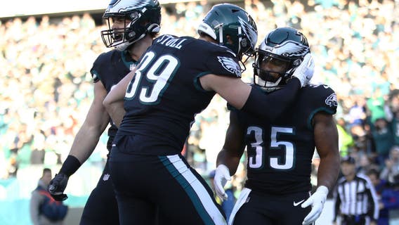Hurts keeps Eagles in playoff race in 34-10 win over Giants