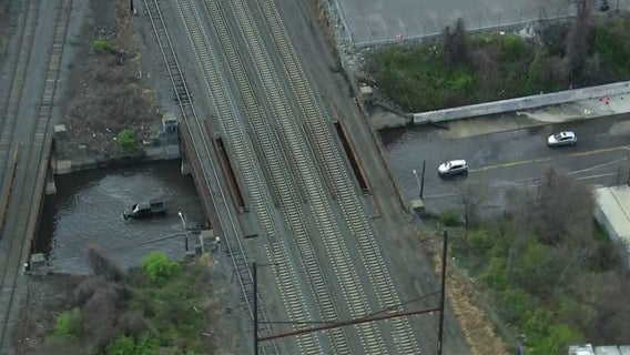 Flooded roadway in Kensington has drivers taking chances