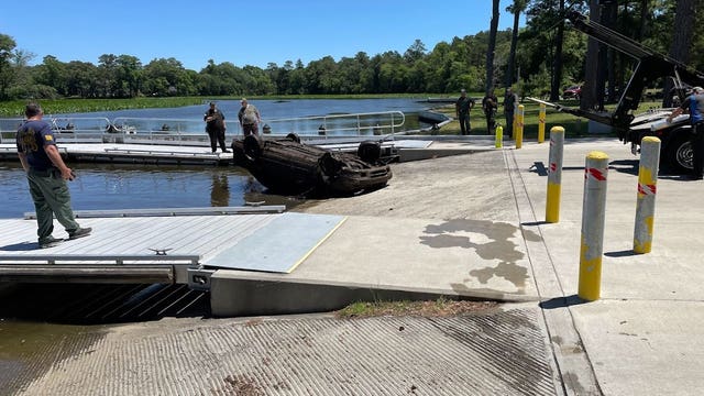 Police scuba team pulls car from creek waters in Delaware park