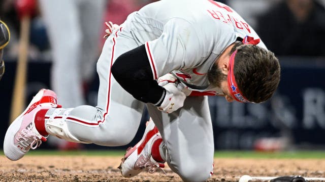 Bryce Harper breaks thumb in Phillies' 4-2 win over Padres