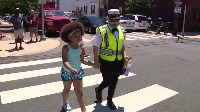 Retiring Philadelphia crossing guard throws mini block party for local community