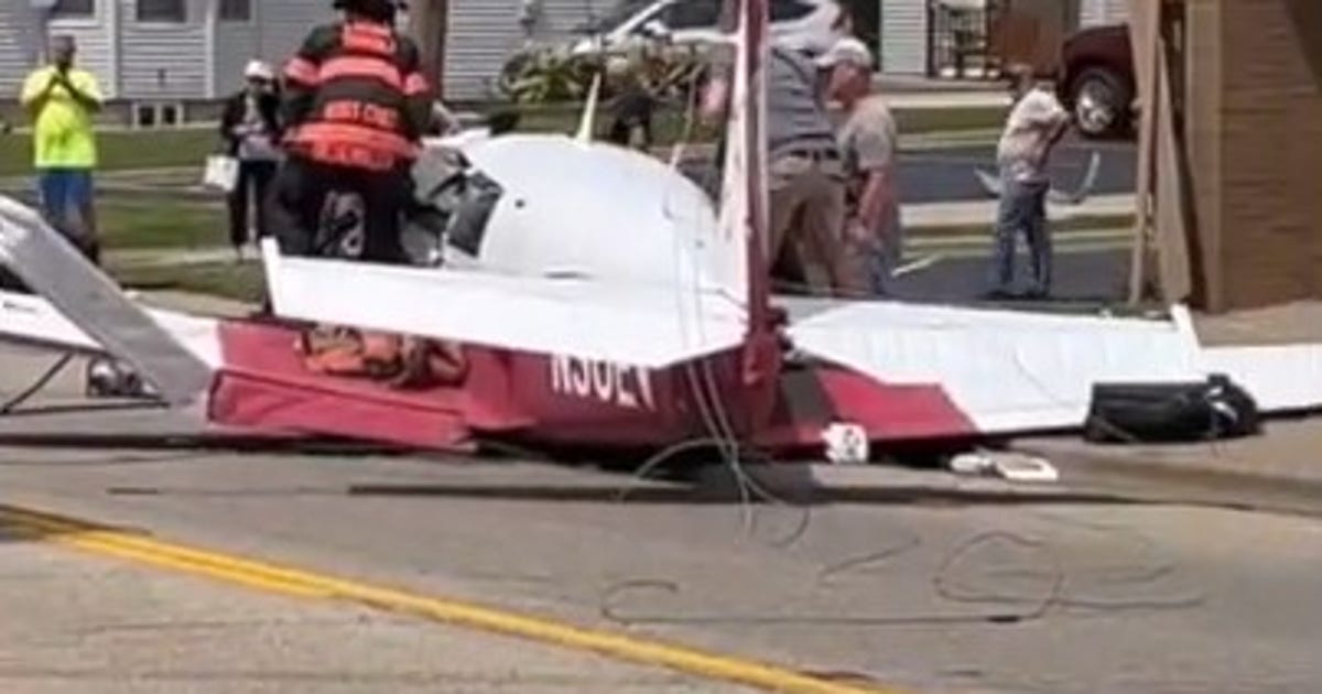 2 killed in small plane crash on Illinois roadway | FOX 29 Philadelphia