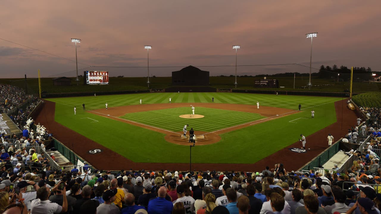 The best photos from MLB's 2022 Field of Dreams Cubs-Reds game