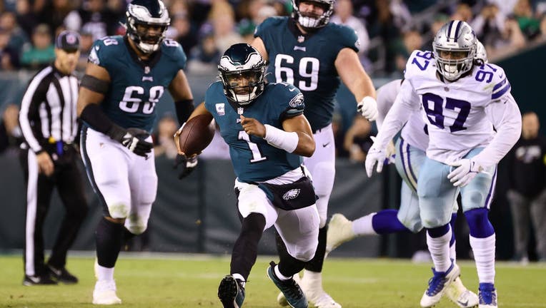 Hurts passes for 279 yards, throws a TD and runs for one in Eagles