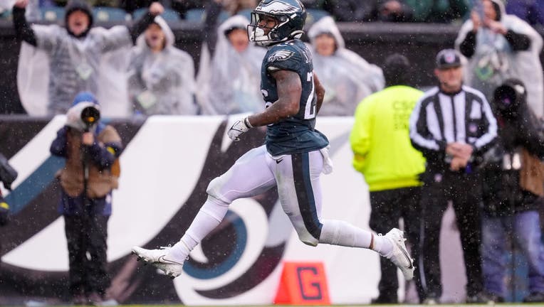 Eagles' Darius Slay heads to locker room vs. Jaguars with injury