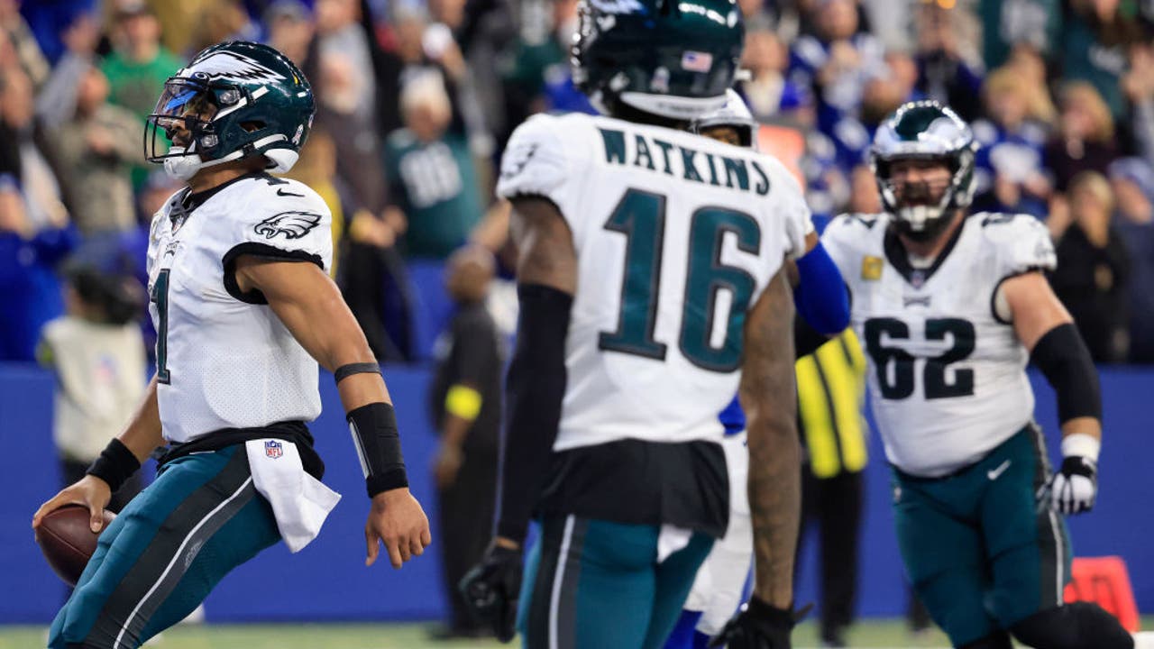 Jalen Hurts' late TD run gives Eagles win over Colts