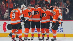 Hayes scores twice, Flyers top Isles 3-1 to end 10-game skid