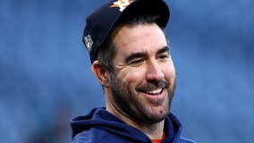 Astros Verlander flips script and gives thumbs-up to Phillies fans