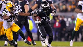 Hurts, Eagles run past Packers 40-33; Rodgers hurt