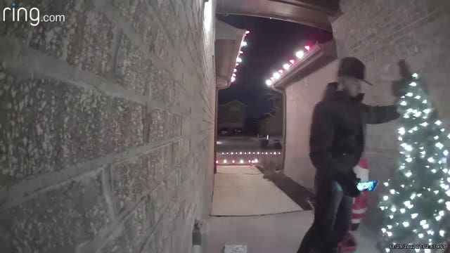 VIDEO: Fort Worth Amazon worker fixes Christmas display during delivery
