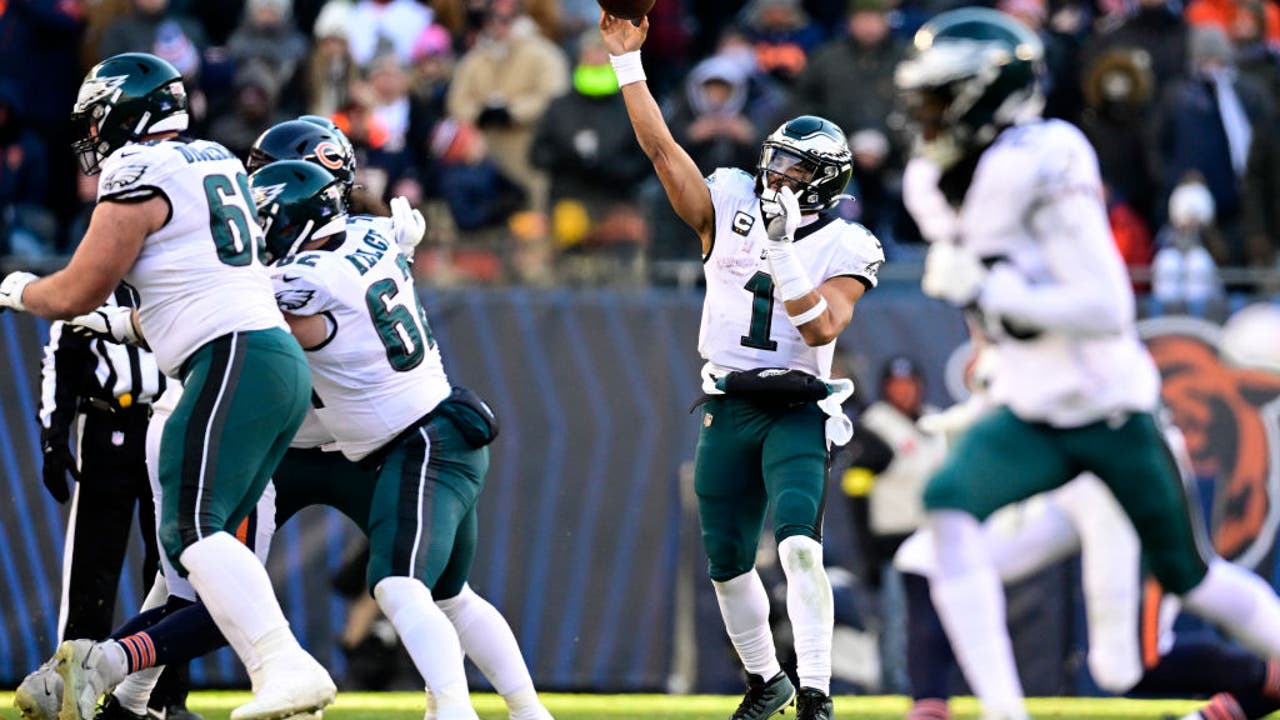 Hurts runs for 3 TDs as Eagles squeeze by Bears 25-20 - WHYY