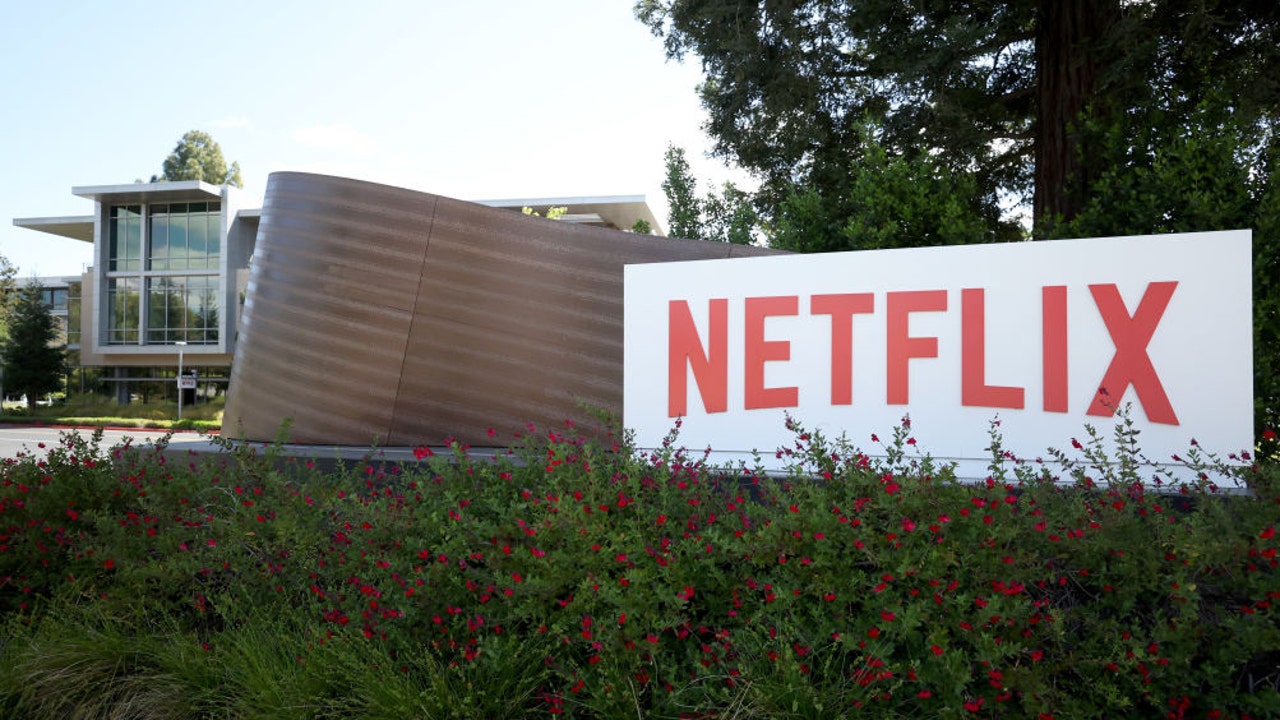 Photo of Netflix embauche un agent de bord pour l’un de ses jets privés – et le travail paie jusqu’à 385 000 $