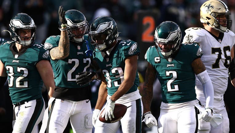 Hurts, Eagles clinch playoffs with 48-22 win over Giants