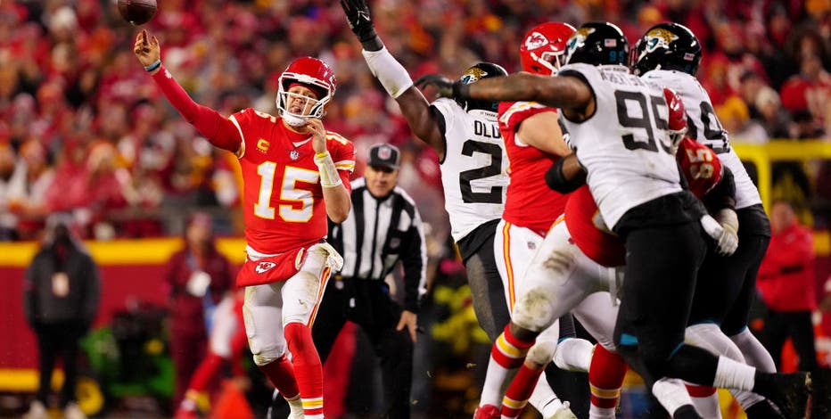 Chiefs, led by hobbled Mahomes, beat Jags 27-20 in playoffs