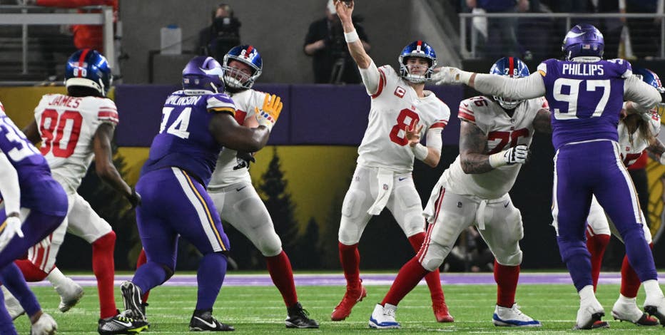 WPTV on Twitter: Daniel Jones, Giants outlast Vikings 31-24 in wild-card  playoff game   / Twitter