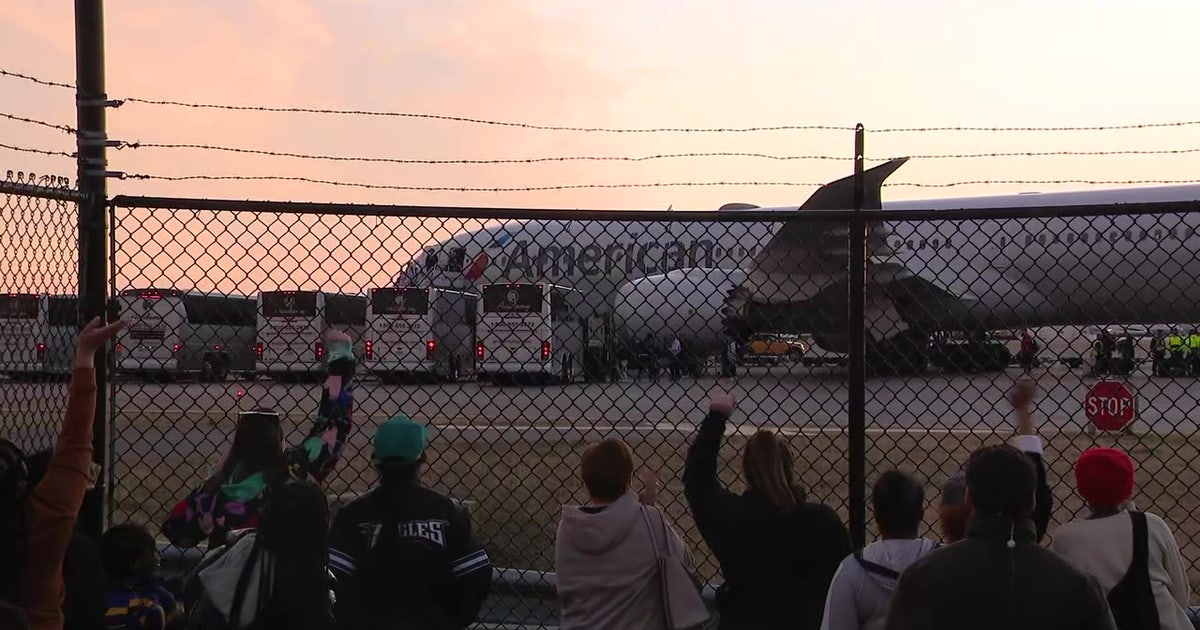 Cheering fans welcome Eagles back to Philadelphia after Super Bowl loss ...