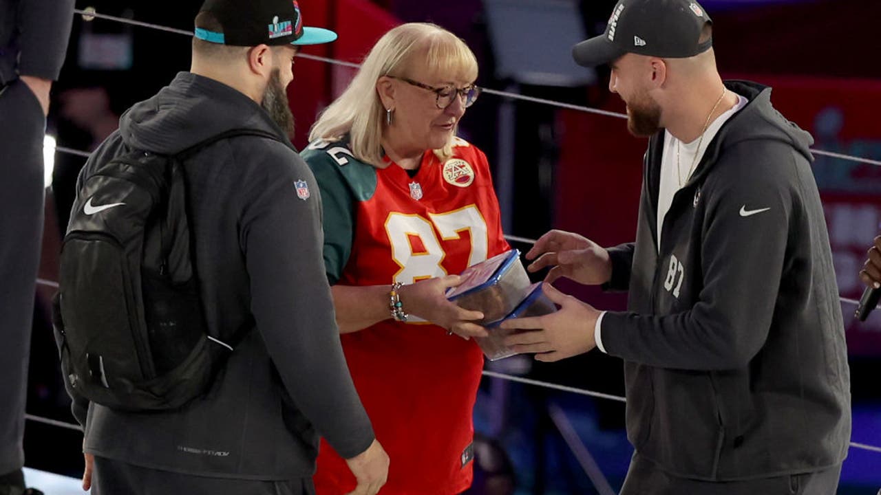 Donna Kelce hops on postgame press conference to surprise son