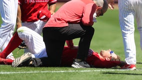 Phils' Hoskins tears knee, expected to miss significant time