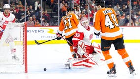 Deslauriers, Cates lead Flyers past Red Wings 3-1