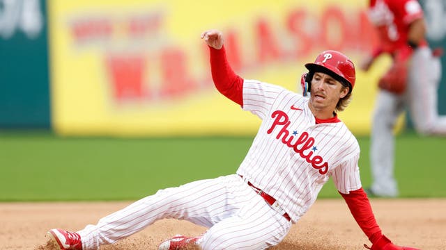 Stott caps 3-run 9th with RBI single, Phillies top Reds 3-2