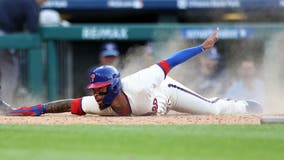 Phillies come back to defeat Blue Jays 2-1 on error in 10th inning