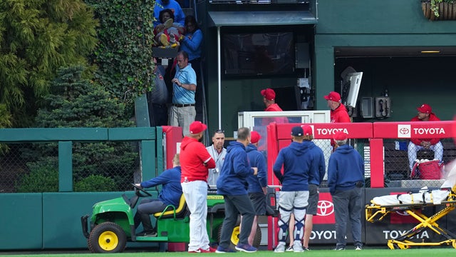 Fan falls over railing into bullpen at Phillies-Red Sox game