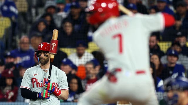 Harper 0 for 4 in return, Urías helps Dodgers top Phils 13-1