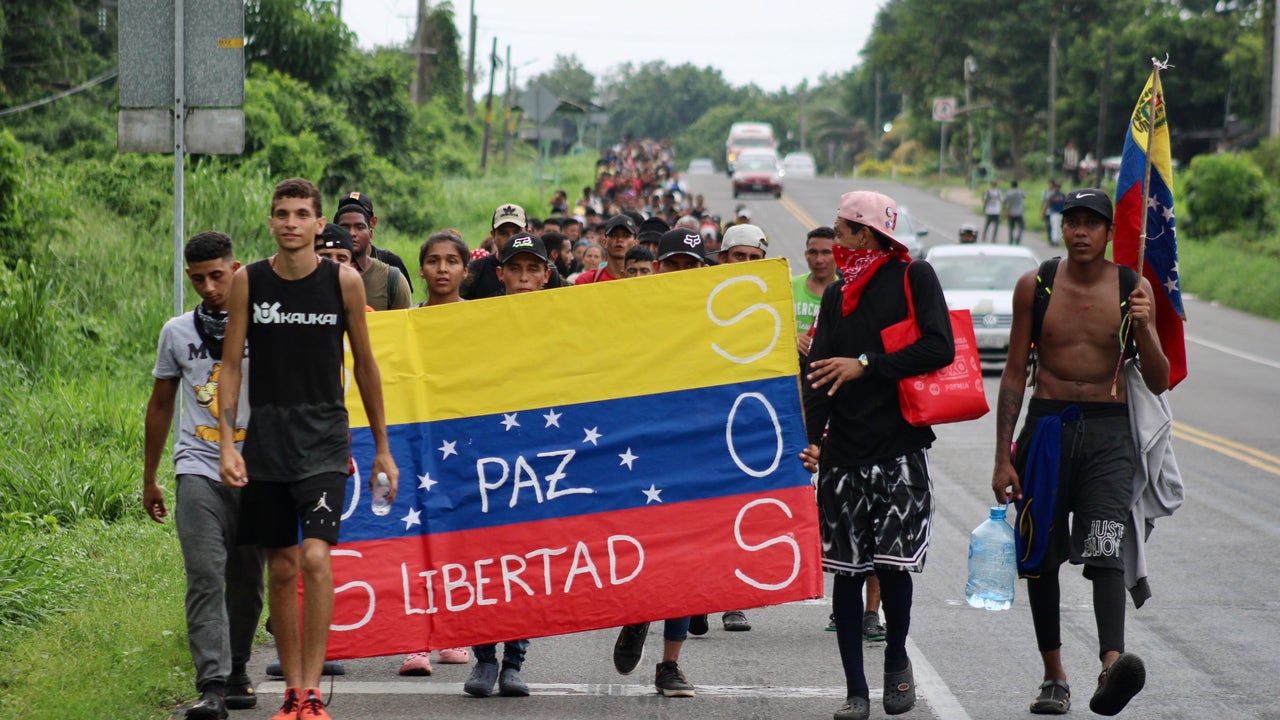 Caravan of nearly 1 000 migrants in Southern Mexico walk toward US