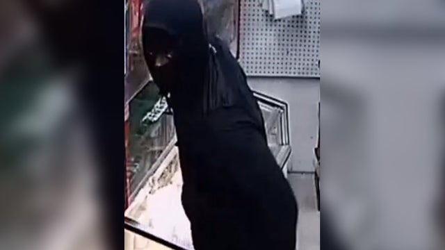Video: Suspect sought in gunpoint robbery at North Philadelphia convenience store