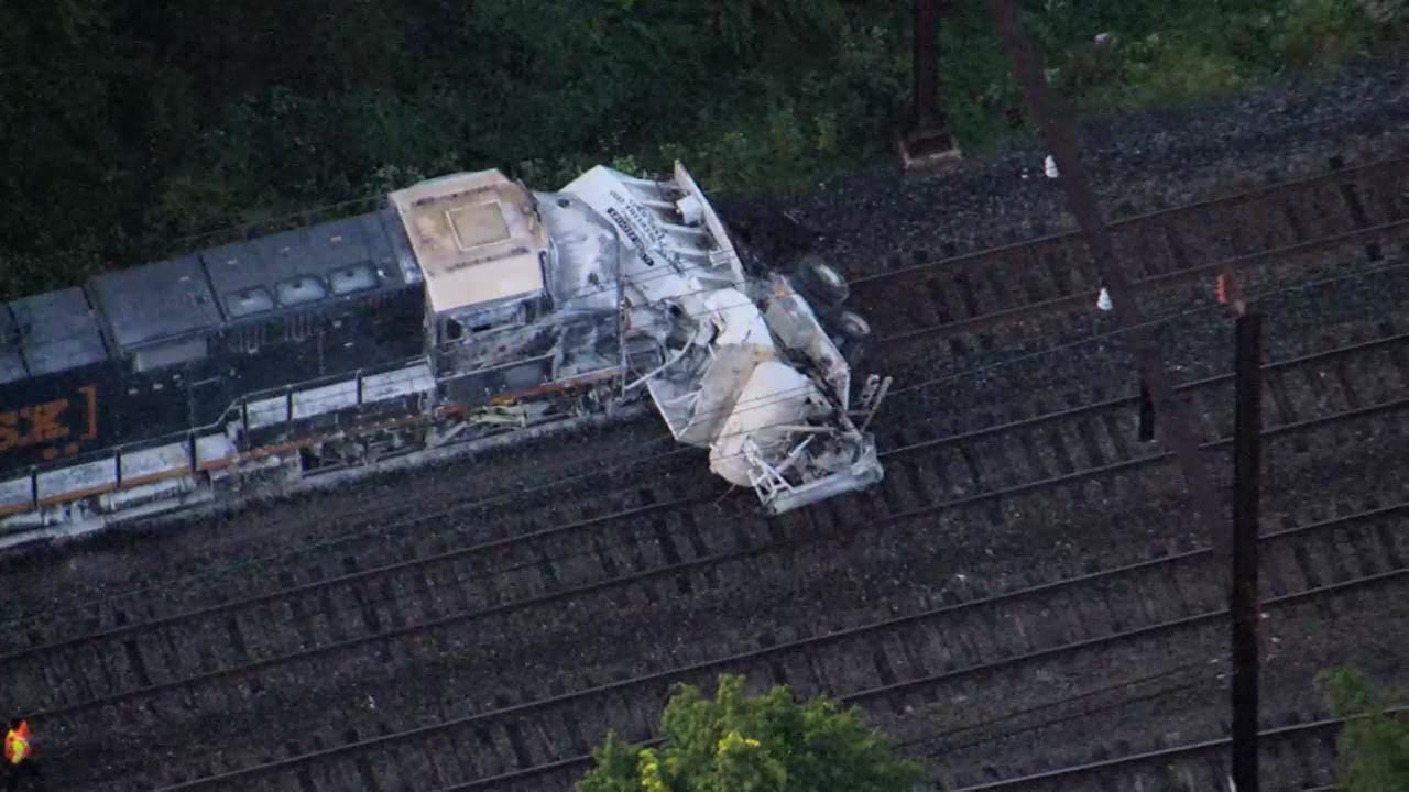 TRAIN WRECK2 ヨーヨー SPYY CSX train derails in Niagara Falls NY, crashes into home. See video
