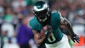 Hurts throws for 319 yards, Elliott's 54-yarder lifts 4-0 Eagles