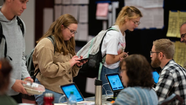 Students-vote-in-election.jpg