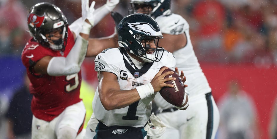 Jalen Hurts Throws 2 TDs, Eagles Race to Halftime Lead in New York