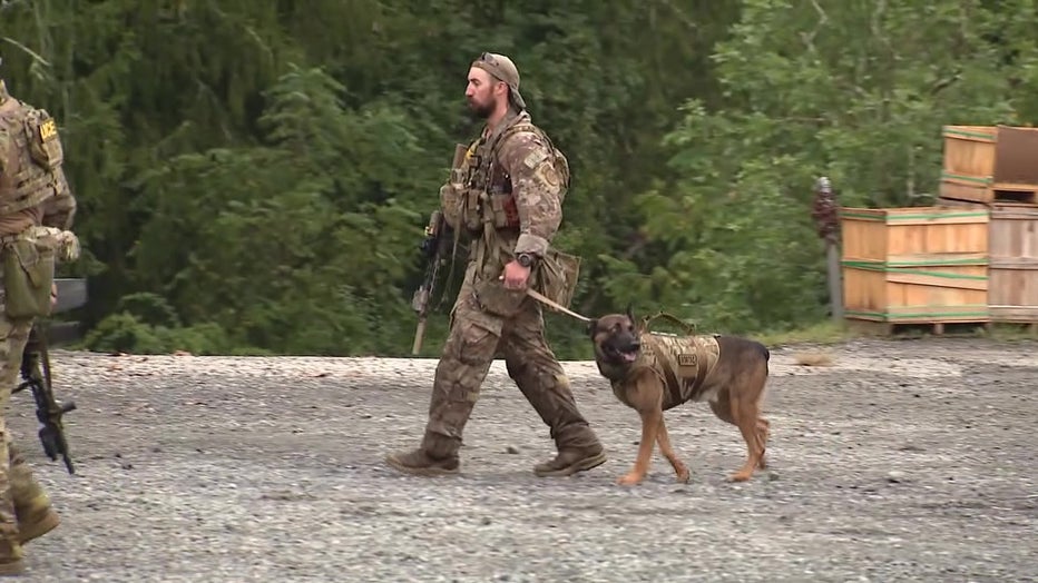 Yoda com seu condutor na operação K-9 que capturou Danilo Cavalcante