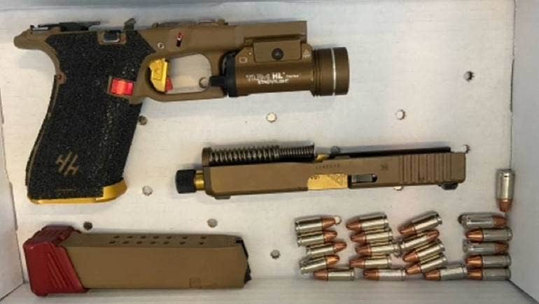 Philadelphia man arrested after TSA stops him with loaded gun at JFK ...