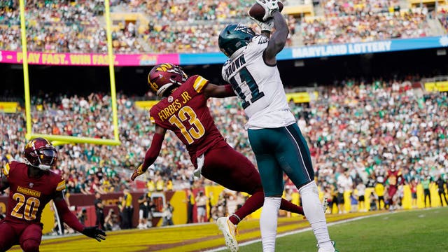 Hurts throws for 4 TDs on injured knee to help the Eagles beat the Commanders and improve to 7-1