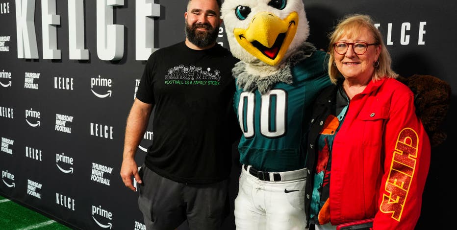 Philadelphia Eagles center Jason Kelce and Philadelphia Eagles center  News Photo - Getty Images