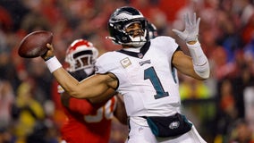 Jalen Hurts leads second-half rally as Eagles beat Chiefs 21-17 in Super Bowl rematch