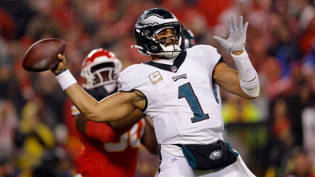 Jalen Hurts leads second-half rally as Eagles beat Chiefs 21-17 in Super Bowl rematch