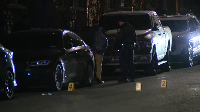 Robbery escalates into shooting right outside victim's home in Port Richmond: police