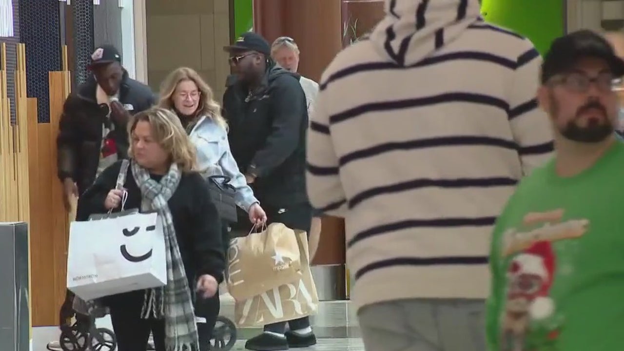 Last-minute Christmas shoppers out in full force as the holiday rapidly approaches - Vimarsana News
