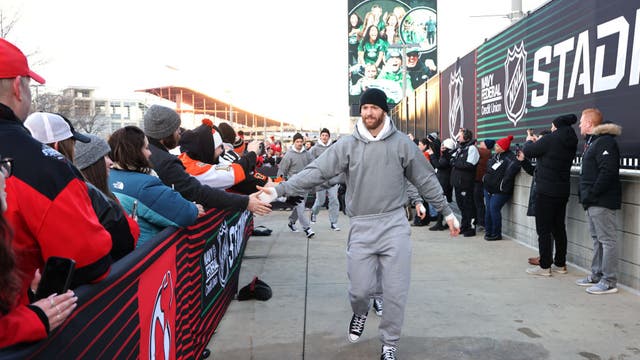 Flyers dress as Rocky as they arrive ahead of Stadium Series at Met-Life Stadium