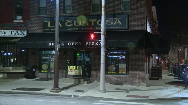 Suspect claiming to be delivery driver robs pizza shop at gunpoint in Spring Garden: police