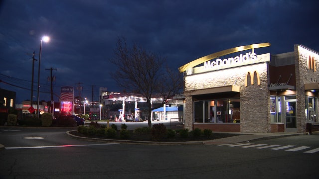 McDonald’s employee robbed at gunpoint, robbers takes off with cash drawer: police