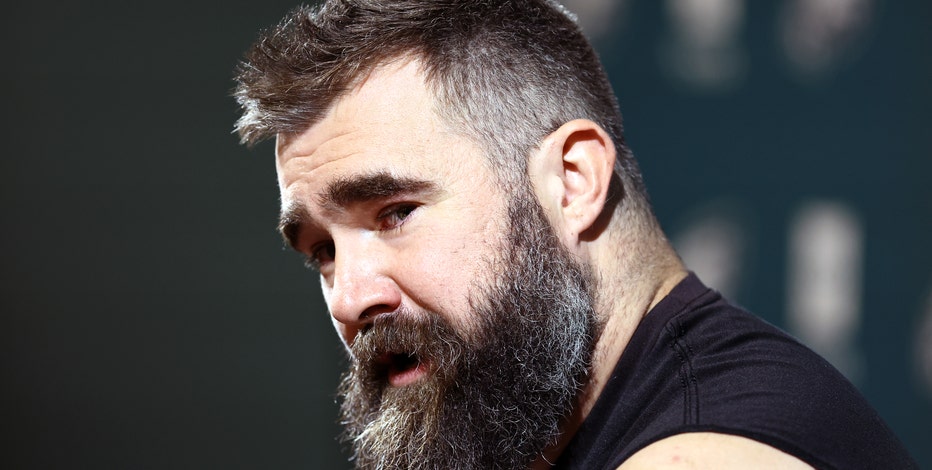 Jason Kelce had longtime Eagles' trainer battling cancer tape his ankles for retirement speech