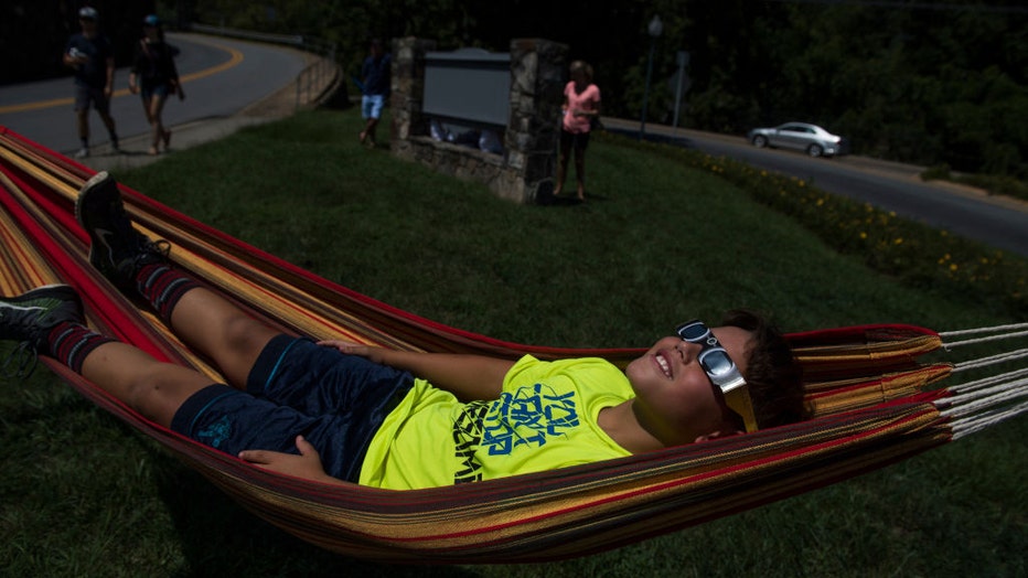 Kids-viewing-eclipse-III.jpg