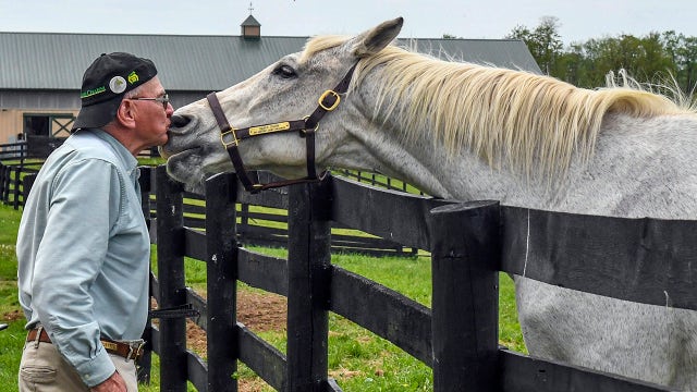 Oldest living Kentucky Derby winner still charming at 30